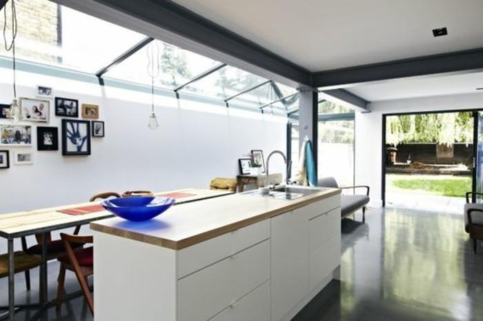 kuhinja-s-steklom-strop-les-kuhinjsko pohištvo-črno-lino-tla-poceni-notranjost-steklo