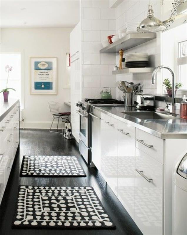 virtuvė su juodais parketo grindimis, balta ir juoda kiliminė danga šiuolaikinėje virtuvėje su baltomis lubomis ir baltomis plytelėmis išklotomis sienomis