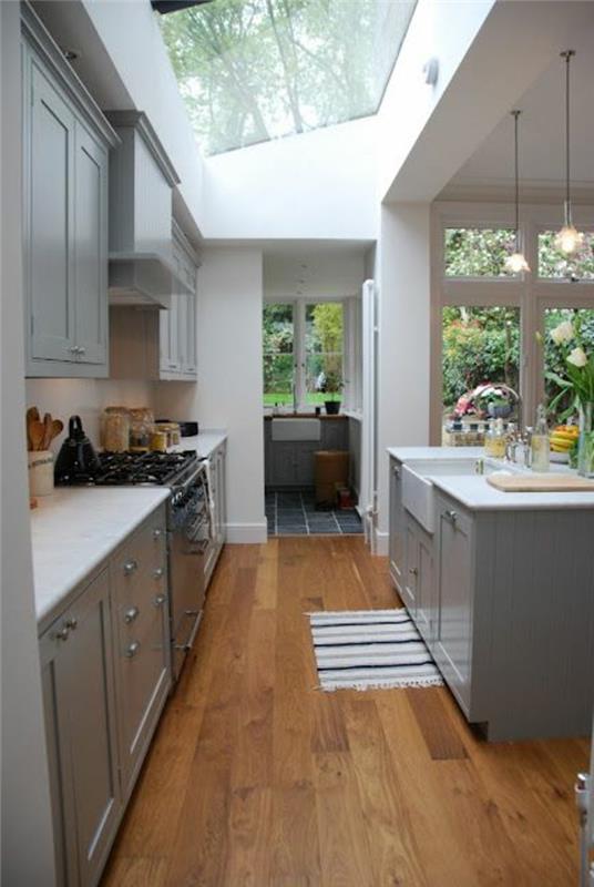 kuhinja-s-stekleno streho-na-strehi-svetlo-leseno-tla-pohištvo-v-moderni-kuhinji