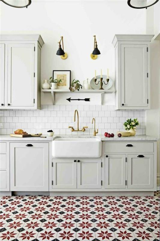 poceni opremljena kuhinja, rdeče, bele in črne ploščice, stenske enote, bela polica nad umivalnikom v vintage stilu