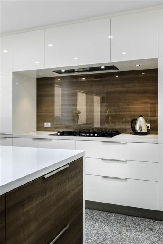 beyaz ve taupe ikea mutfak modeli, ışığı yansıtan parlak yüzeyli mobilya, gri fayans, çoklu ışık noktaları, gümüş renkli kulplar