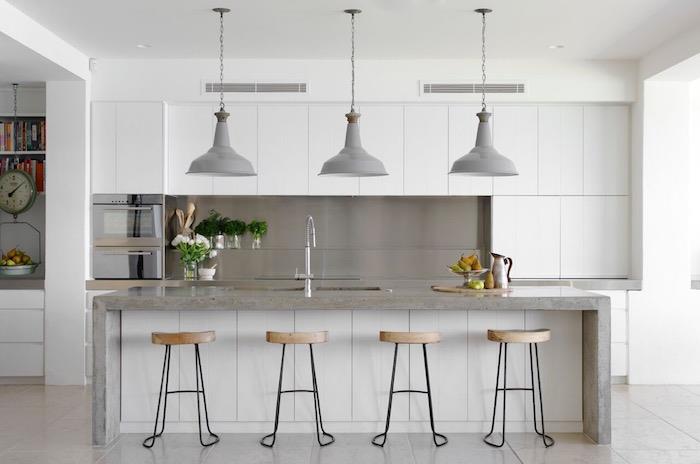 orta ada beton okülatörlü beyaz ve gri mutfak, beyaz mobilyalı modern kapalı mutfak