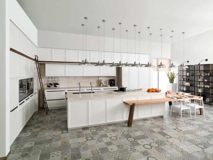 çimento karo mutfak döşeme, merkezi ada ve asma lambaları ile modern mutfak düzeni modeli
