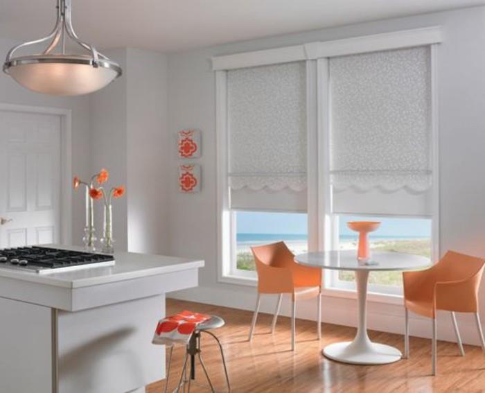 beyaz-mutfak-karartmalı-kör-velux-açık-ahşap-zemin-beyaz-duvarlar-mutfak