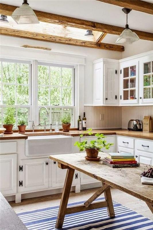baltos ir medinės virtuvės eksponuotos sijos-žaliavinio medžio stalas
