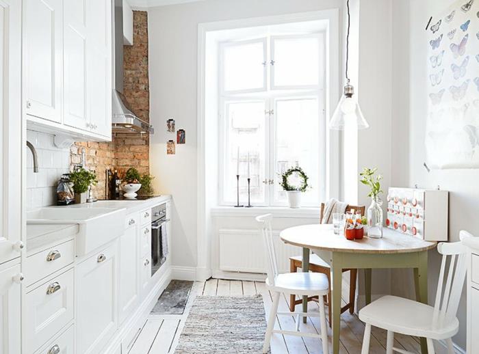 vgrajena kuhinja, beli umivalnik, siva preproga, električna pečica, opečna stena, model kuhinje, belo okno
