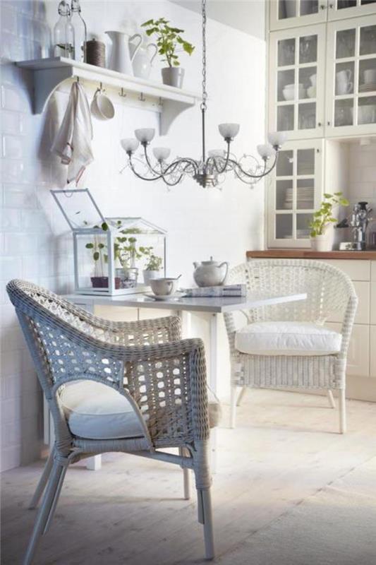 baltos virtuvės ir medžio audimo kėdės-blizgios baltos plytelės