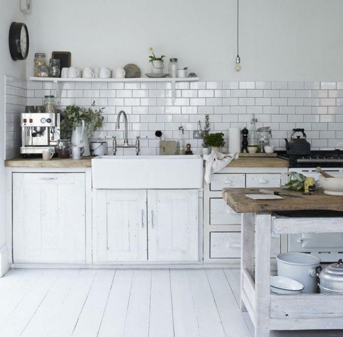 balta-ir-mediena-virtuvė-balta-virtuvė-žaliavinė mediena