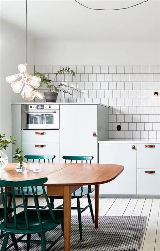 balta ir medinė virtuvė-balta-deko-virtuvė-su-gražiu-mediniu stalu
