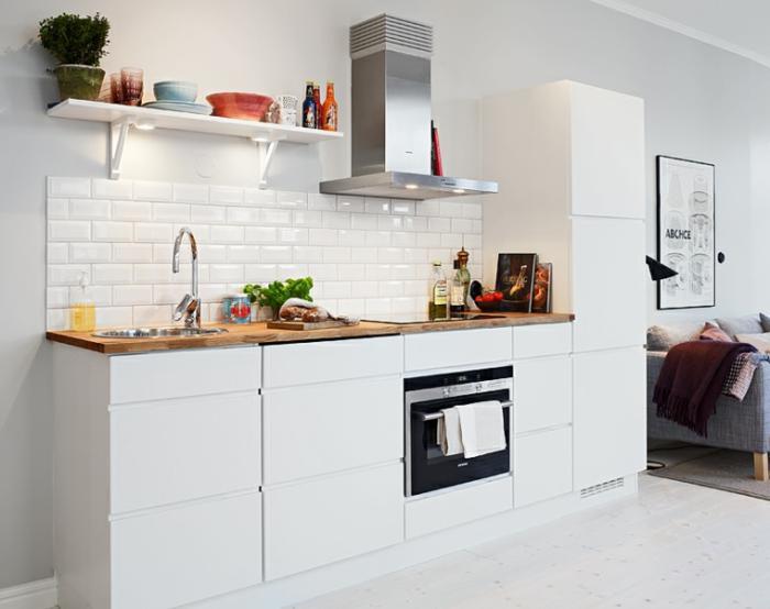 balta ir medinė virtuvė-atvira virtuvė-svetainėje