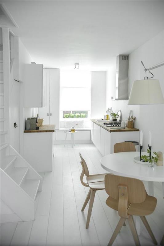 balta ir medinė virtuvė-visa balta virtuvė su mediniais stalviršiais ir kėdėmis