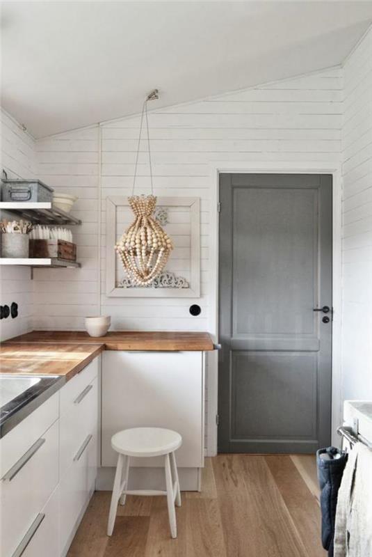 baltos ir medienos deko šiaurietiška virtuvė
