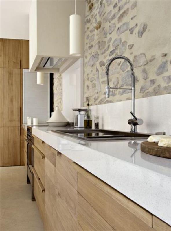 baltos ir medinės virtuvės sienų apdailos eksponuoti akmenys