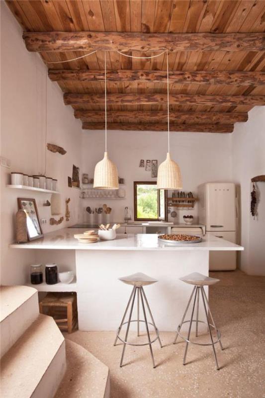 balta ir medžio deko lubos-medinės sijos-virtuvė