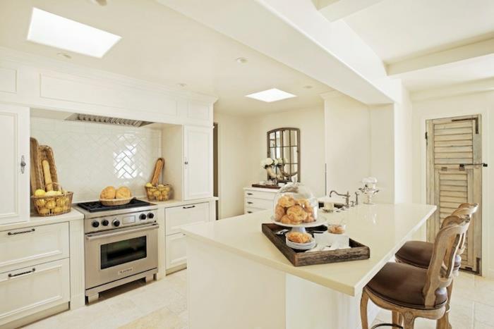 kuhinjski model, stropno okno, bela tlakovana tla, posoda s sadjem, košara iz slame, električna pečica, sodobna kuhinja