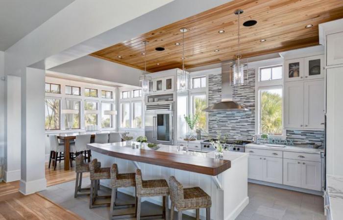 baltos ir medienos virtuvės dekoravimo idėja-skandinaviška virtuvė