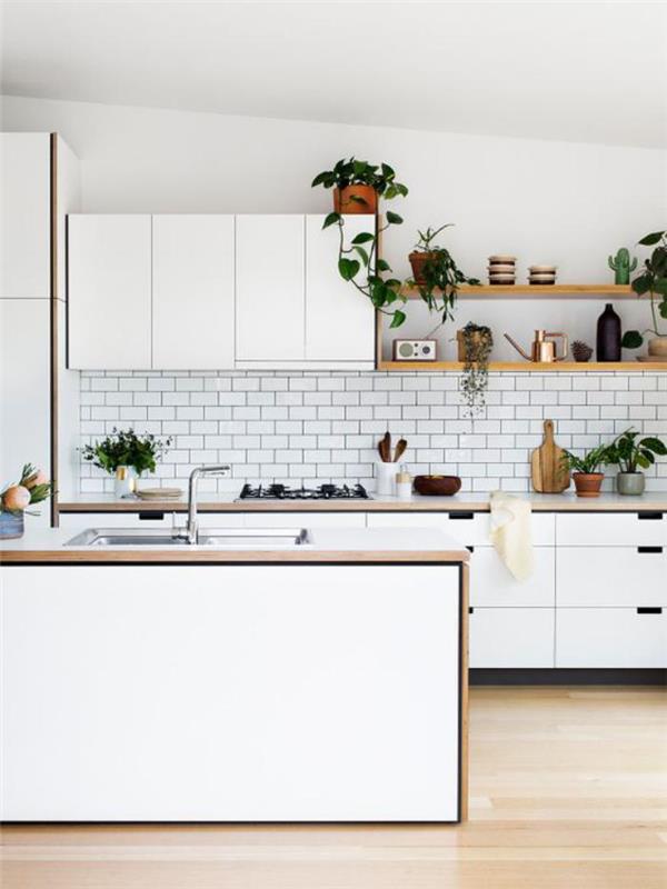 balta ir medinė virtuvė-graži virtuvė-su baltomis plytelėmis