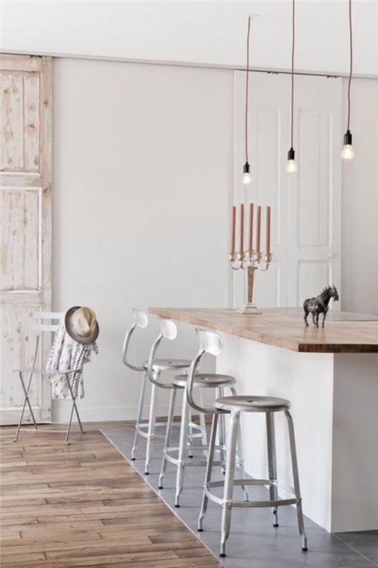 baltos ir medinės virtuvės pramoninės kabančios lempos ir baro kėdės