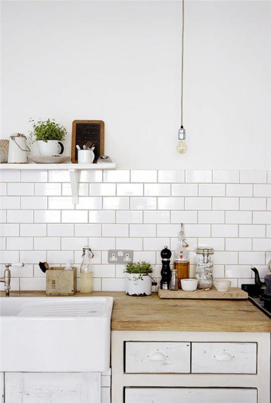 baltos ir medienos virtuvė-svajonių virtuvės dizainas