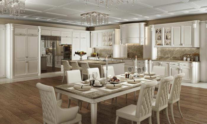 retro virtuvės įranga, ilgas medinis ir baltas stalas, baltos kėdės, krištoliniai lubų šviestuvai, virtuvės sala, baltos lubos