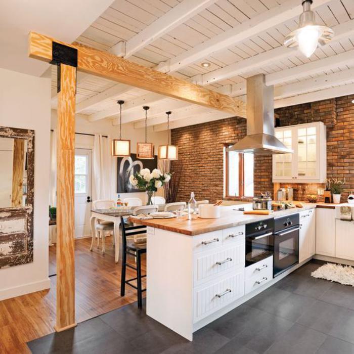 balta-virtuvė-ir-medžio-plytų siena ir balta-medinė lubos