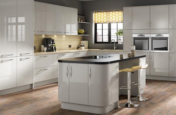 İki tonlu adalı L şeklinde mutfak düzeni, mutfağın duvarları için hangi renk, mutfak tezgahı ve hafif ahşaptan sıçrama