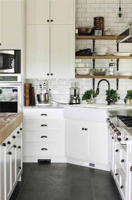 balta ir medinė virtuvė-maža draugiška virtuvė