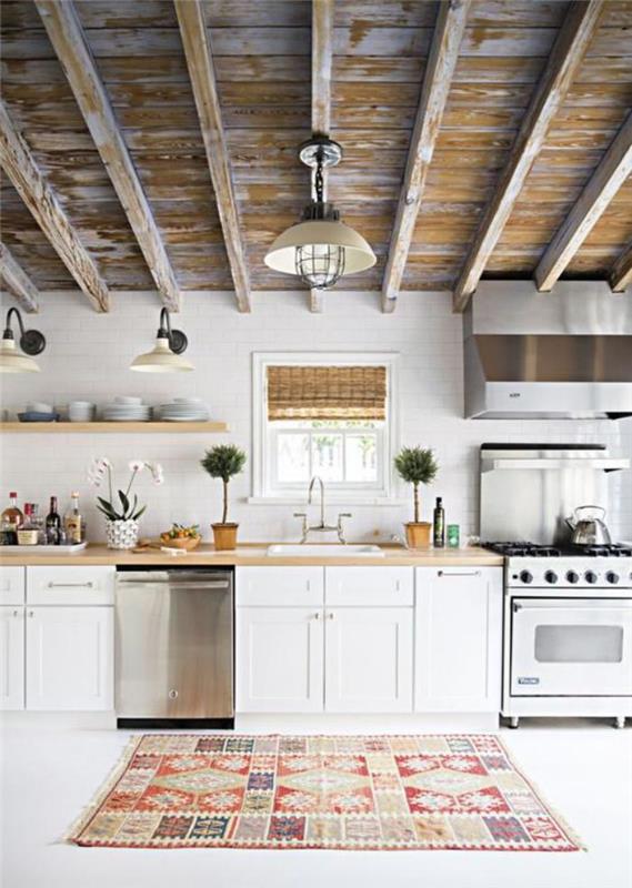 balta ir medinė virtuvė-lubos-apšviestos sijos-etninis kilimas