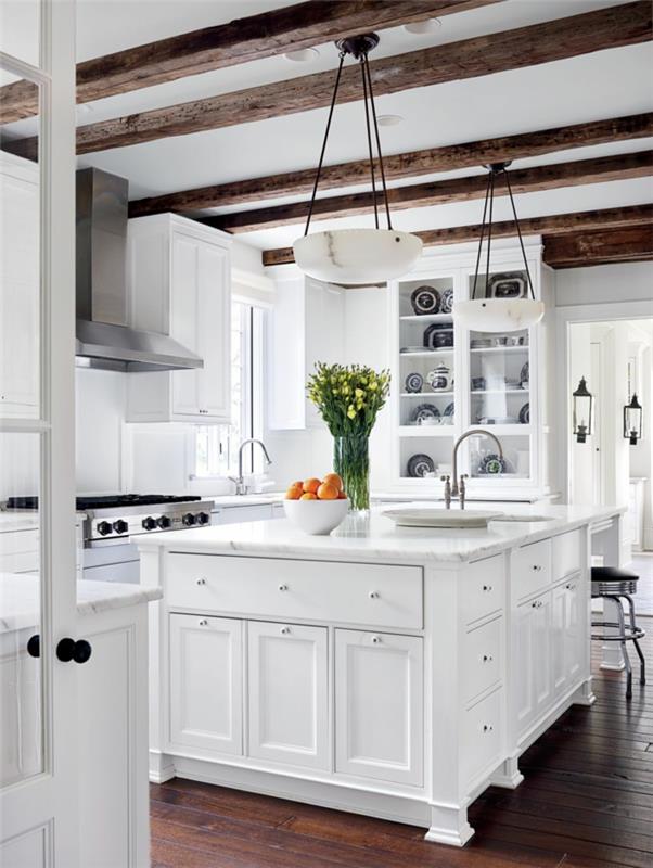 trenutna kuhinja, oranžna skleda, šopek tulipanov, srebrni umivalnik, viseča svetilka, lesena tla, bela vrata