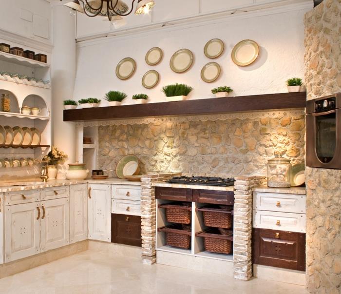 prenoviti leseno kuhinjo, kamnito steno, dekoracijo s krožniki, sodobno električno pečico, košaro iz slame