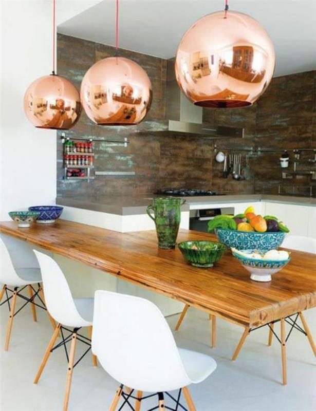 baltos ir medinės virtuvės-valgomojo stalo-medžio ir vario lempos
