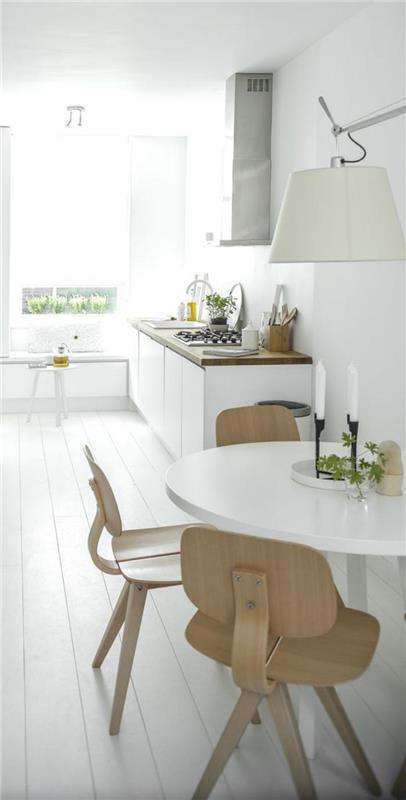 baltos ir medienos virtuvė, taupanti vietą-stalas-skandinaviškoje virtuvėje