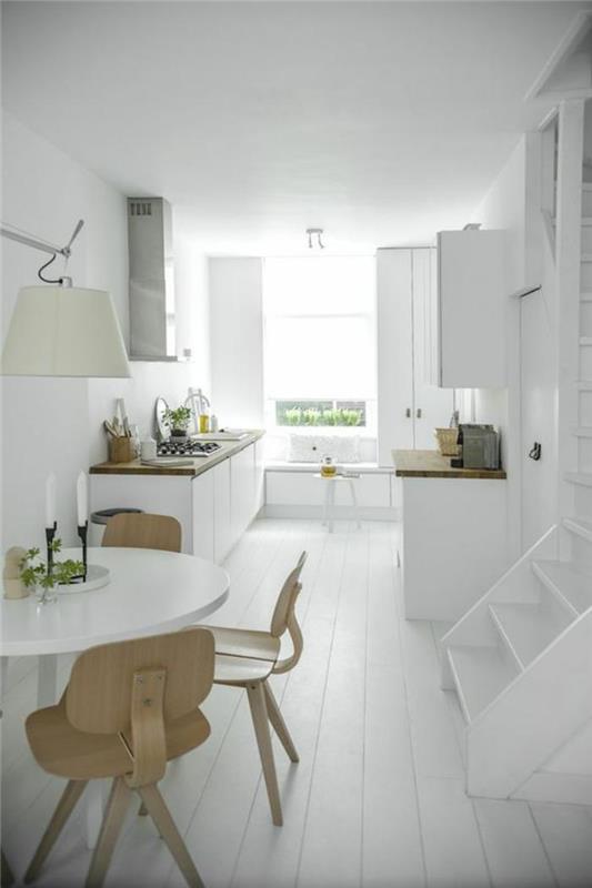 baltos ir medinės virtuvės erdvės taupančios stalo ir medinės kėdės