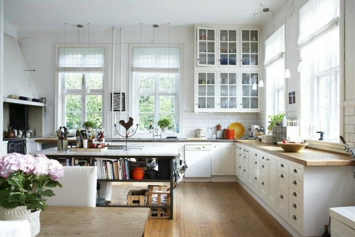 rustik mutfak, gül çiçek buketi, damalı pencereler, yeşil bitkiler, sarı plaka, ahşap mutfak tezgahı