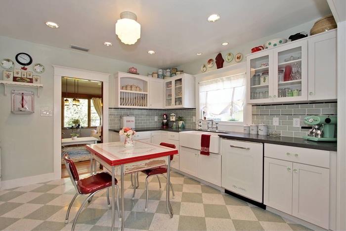 Zemindeki çimento karolarda da bulunabilen hafif vergris duvar karoları ile eski bistro tarzı mutfak, beyaz bir mutfak için ne renk