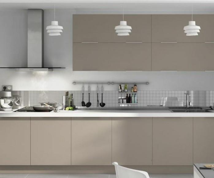 belo-sivo-kuhinjsko-pohištvo-sivo-taupe-in-moderno-kuhinja-trezen-dekor