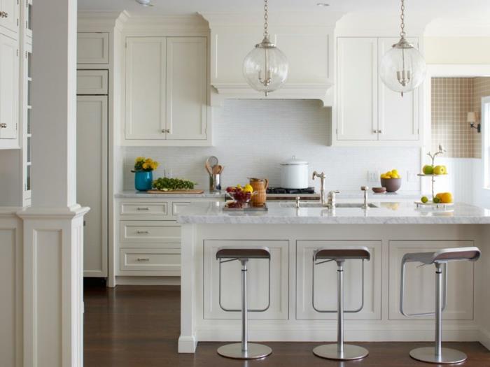 balta lakuota virtuvė su balta virtuve-sala-tamsios parketo grindys-baro kėdės