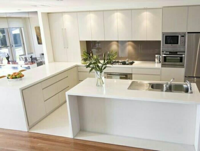 balta lakuota virtuvė su parketu ir balta lino virtuvės baldai pigūs