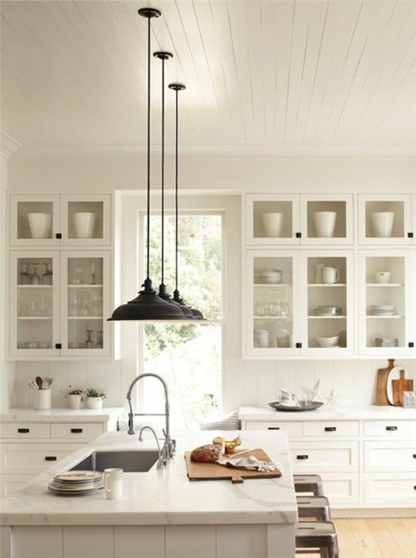 balta lakuota virtuvė su centrine virtuve-sala-balto marmuro virtuvės baldais