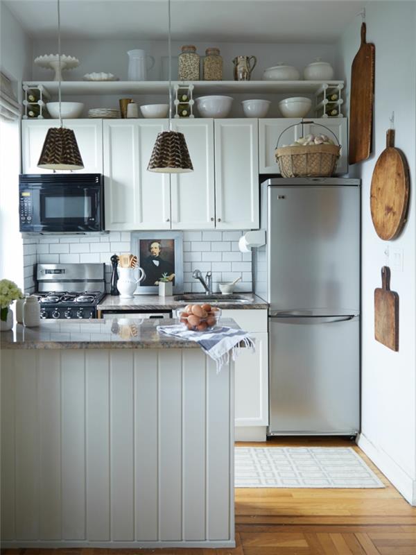 pilka ir balta virtuvė, pjaustymo lentos, kaimiškas krepšelis, baltos lentynos virš spintelių