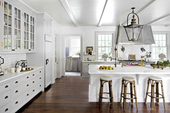 balta ir medinė virtuvė, užkandinės, baltos spalvos baldai, senovinė žibintų liustra, metro plytelės