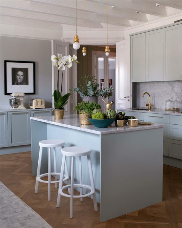 maža virtuvė, baltos kėdės, balta virtuvės sala, kabančios lemputės, įrėminta nuotrauka, auksinis maišytuvas