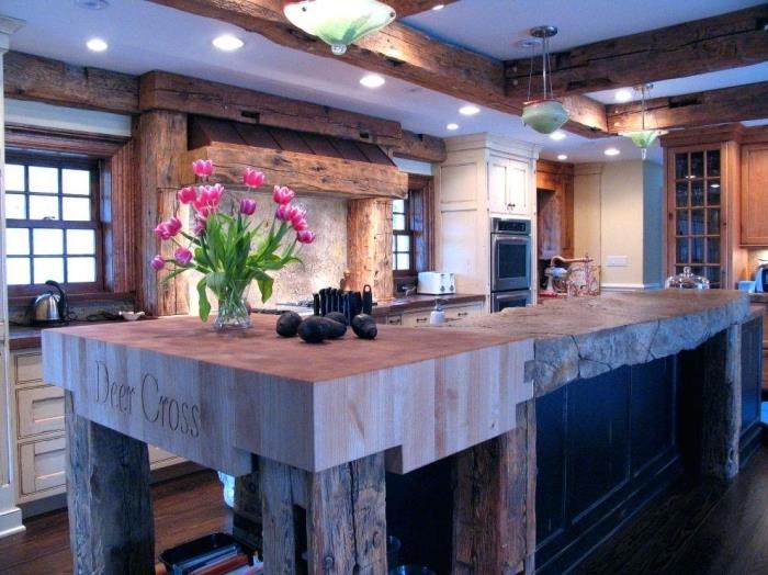 Notranjost v rustikalnem slogu v kuhinji iz surovega lesa, beli stropni model s tramovi iz masivnega lesa in LED osvetlitvijo