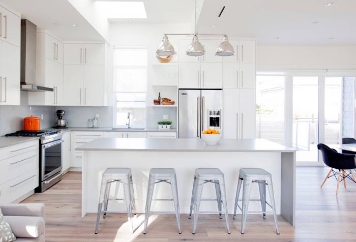 gri ve beyaz mutfak örneği, adalı l şeklinde mutfak dekoru, açık gri mobilyalı ahşap zeminli ve beyaz duvarlı oda