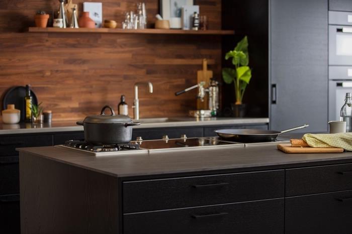 modernios virtuvės dekoro idėja su juodais baldais ir tamsiai ruda medine splashback, matinė juoda virtuvė