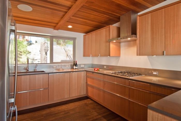 postavitev kuhinje iz lesa s parketom iz temnega lesa in stropom iz rjavega lesa, model kuhinje v obliki črke U