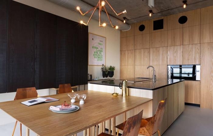 lesena kuhinjska omara s sivim stropom z mat črno poslikano leseno steno, kuhinjski model z osrednjim otokom