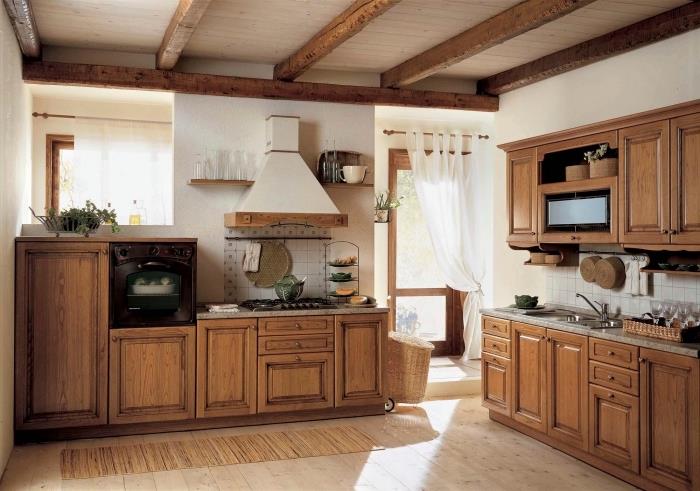 kmečko notranje oblikovanje v beli kuhinji s stropom iz surovega lesa in lesenim pohištvom