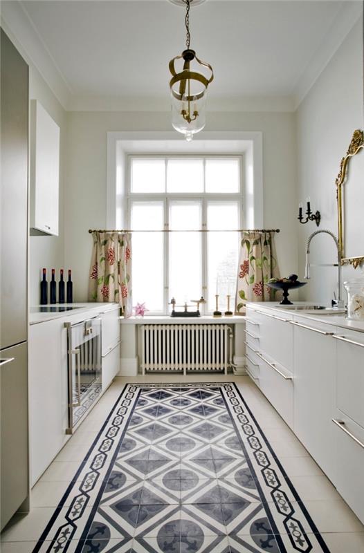 ideje za kuhinjsko dekoracijo, bela stenska barva s temno modrimi in belimi talnimi ploščicami z geometrijskimi vzorci