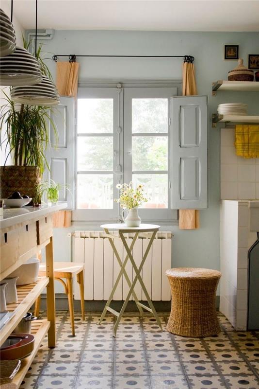 kuhinjske talne ploščice, siva okenska polkna s srednje dolgimi in oranžnimi zavesami, kuhinjski dekor v vintage stilu